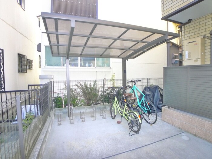 物件外観写真4　(駐輪場)