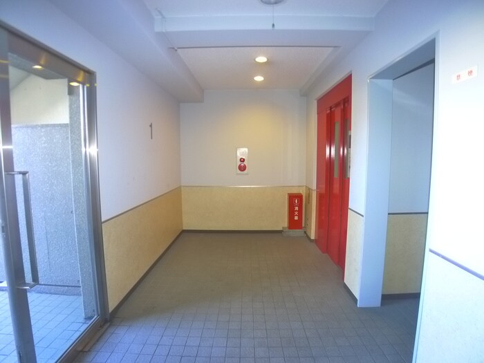 物件外観写真5　(エントランス部分)