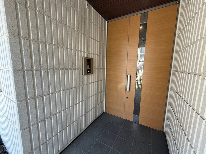 物件外観写真4　(エントランス部分)
