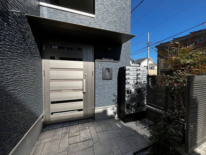 物件外観写真3　(エントランス部分)