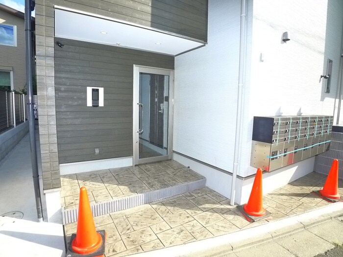 物件外観写真4　(エントランス部分)
