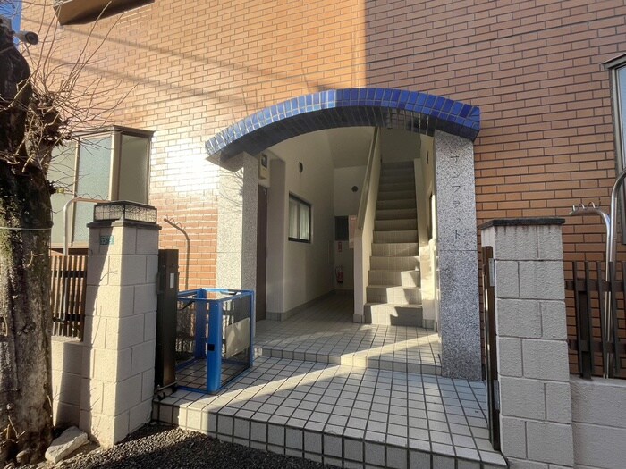 物件外観写真4　(エントランス部分)