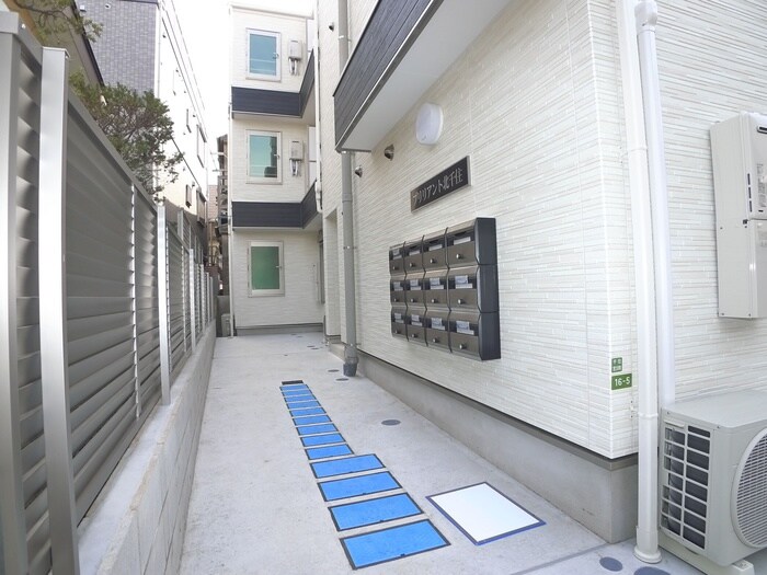 物件外観写真3　(エントランス部分)