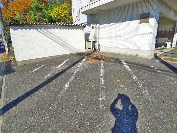 物件外観写真3　(駐車場)