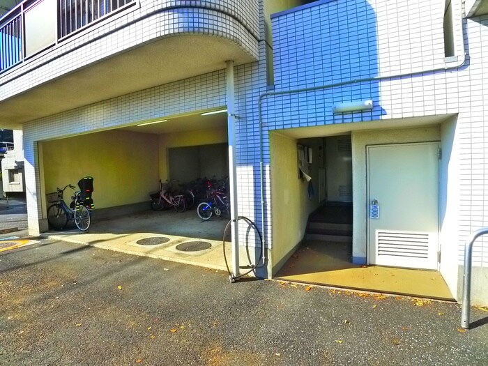 物件外観写真6　(エントランス部分)