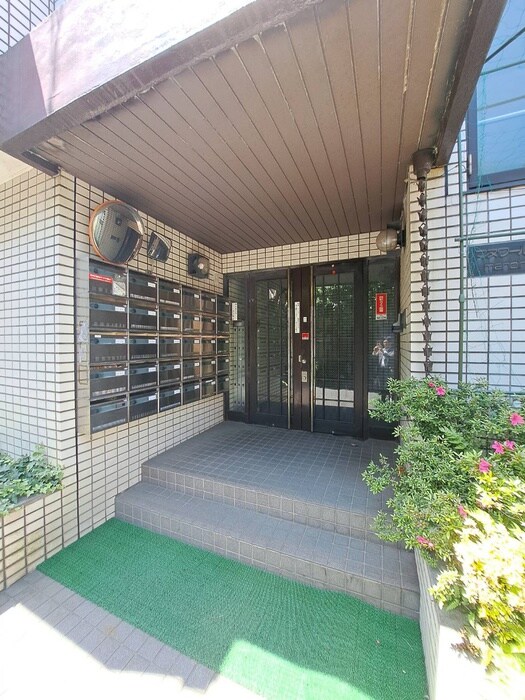 物件外観写真3　(エントランス部分)