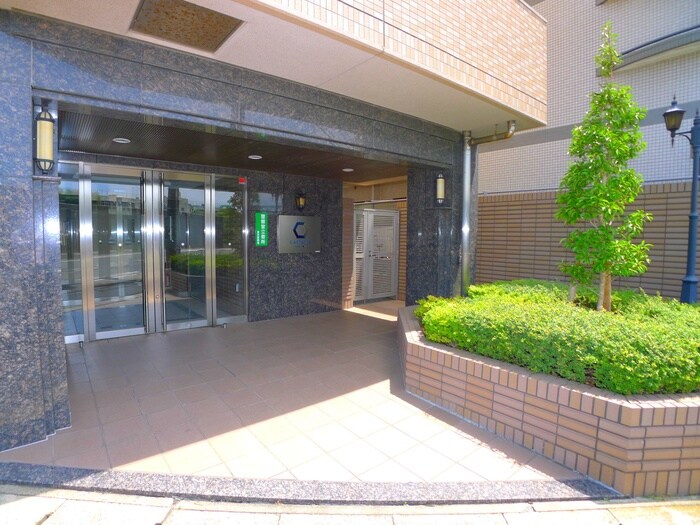 物件外観写真2　(エントランス部分)