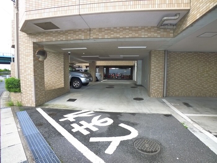 物件外観写真5　(駐車場)