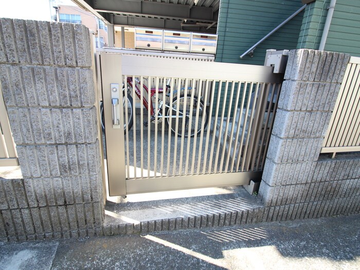 物件外観写真2　(駐輪場)