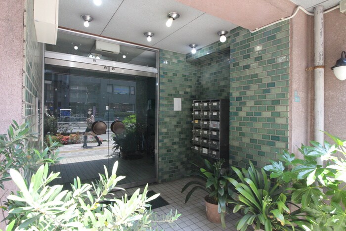 物件外観写真6　(エントランス部分)