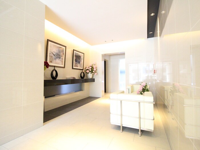 物件外観写真2　(エントランス部分)