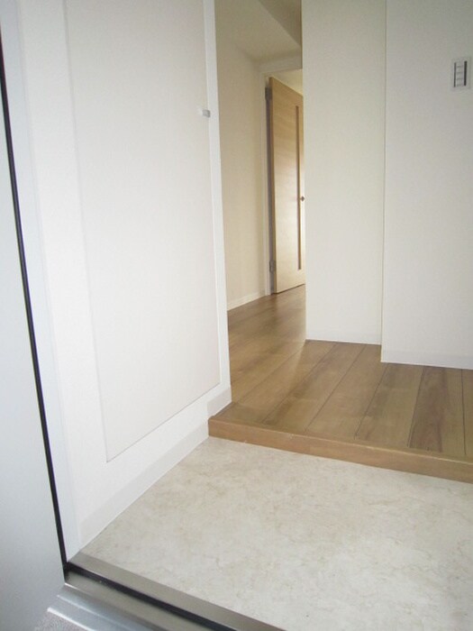 物件内観写真7　(玄関)