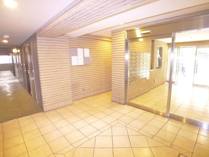 物件外観写真3　(エントランス部分)