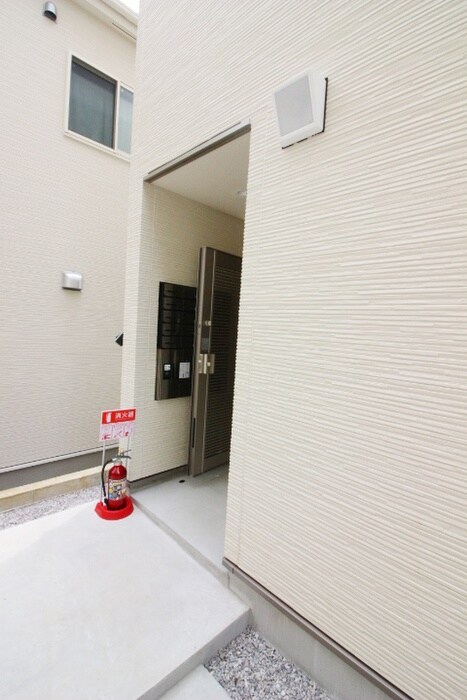 物件外観写真3　(エントランス部分)
