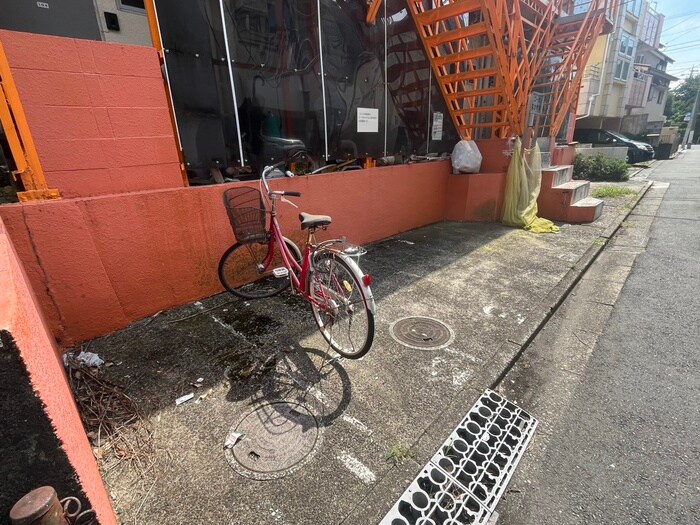 物件外観写真4　(駐輪場)