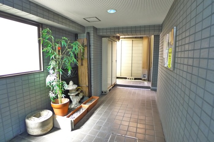 物件外観写真5　(エントランス部分)