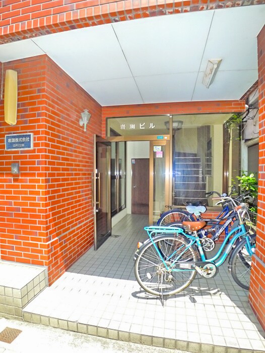 物件外観写真3　(エントランス部分)