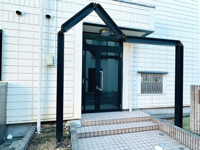 物件外観写真2　(エントランス部分)