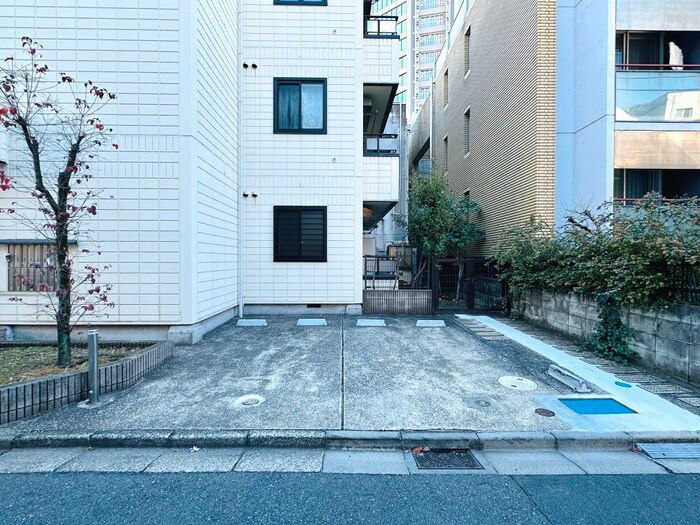 物件外観写真4　(駐車場)