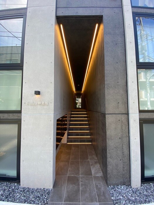 物件外観写真2　(エントランス部分)