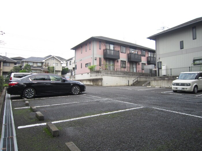 物件外観写真3　(駐車場)