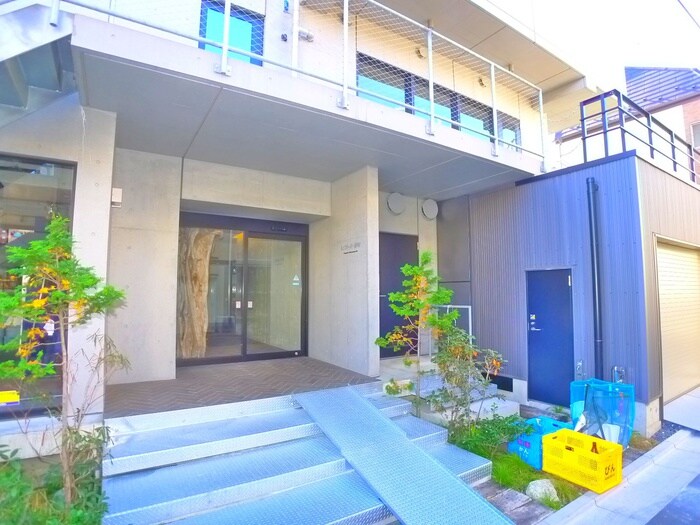 物件外観写真3　(エントランス部分)