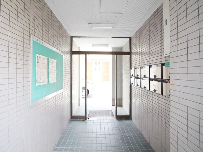 物件外観写真3　(エントランス部分)