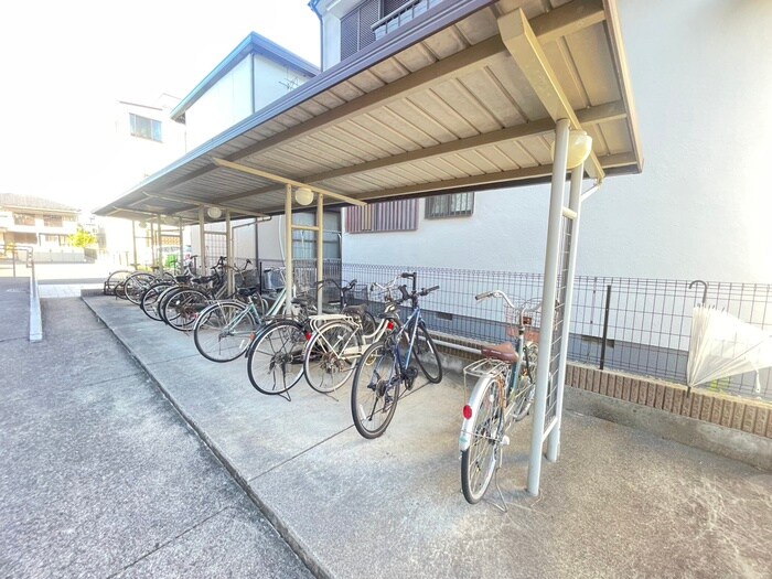 物件外観写真4　(駐輪場)