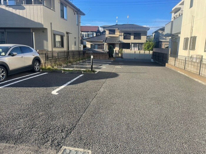 物件外観写真5　(駐車場)