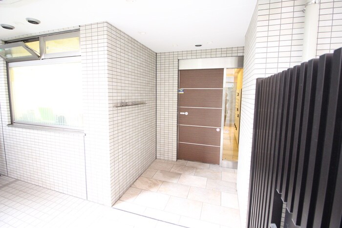 物件外観写真4　(エントランス部分)