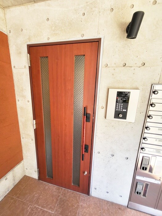 物件外観写真3　(エントランス部分)