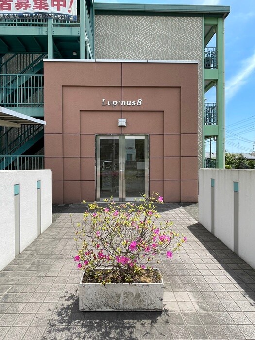 物件外観写真2　(エントランス部分)