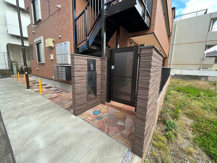 物件外観写真6　(エントランス部分)