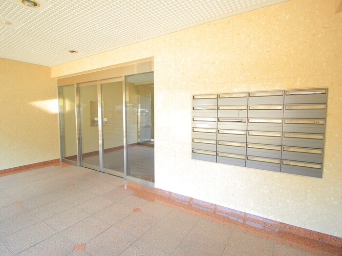 物件外観写真3　(エントランス部分)