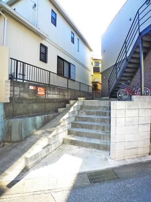 物件外観写真6　(エントランス部分)