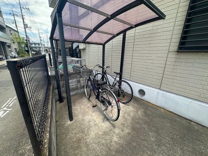 物件外観写真4　(駐輪場)