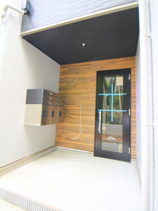 物件外観写真3　(エントランス部分)