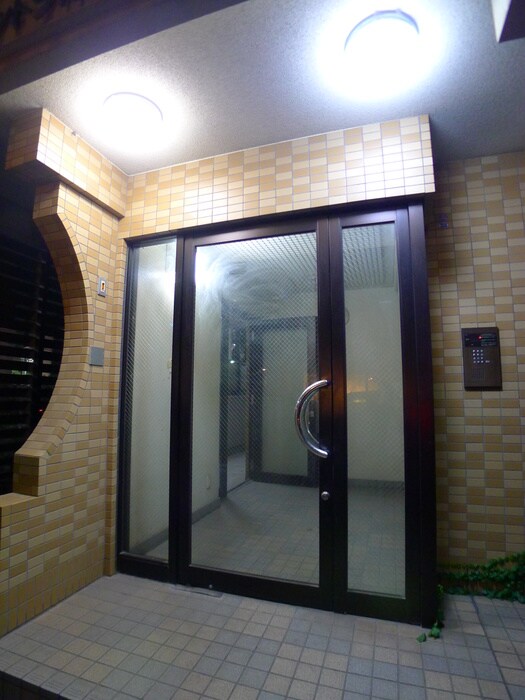 物件外観写真3　(エントランス部分)