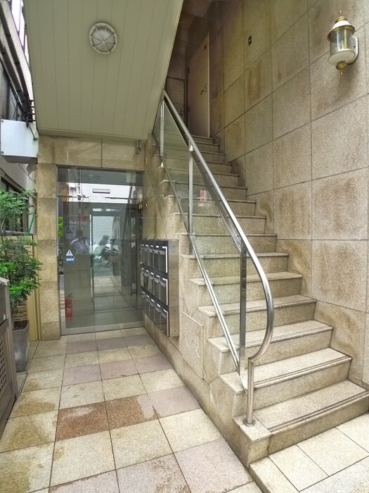 物件外観写真3　(エントランス部分)