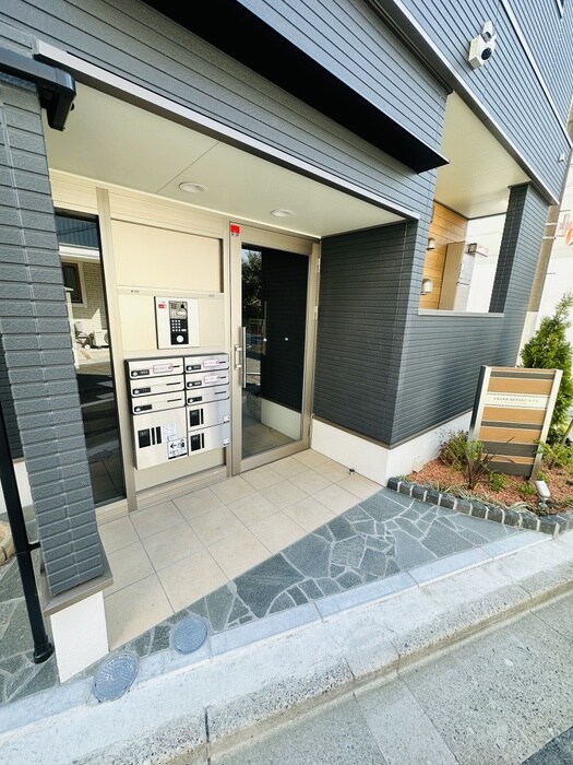 物件外観写真2　(エントランス部分)