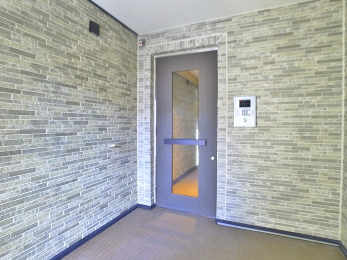 物件外観写真5　(エントランス部分)