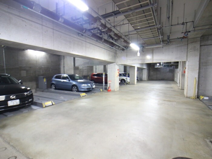 物件外観写真5　(駐車場)