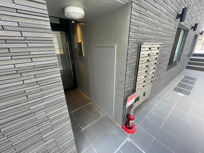 物件外観写真6　(エントランス部分)