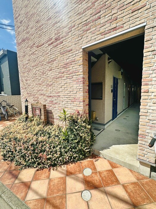 物件外観写真3　(エントランス部分)