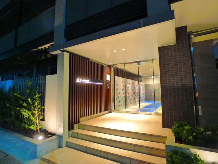 物件外観写真2　(エントランス部分)