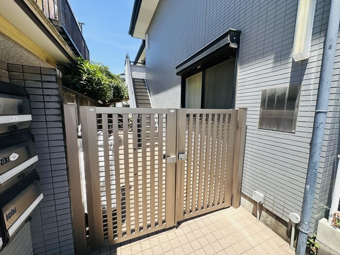 物件外観写真2　(エントランス部分)