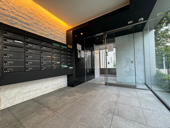 物件外観写真6　(エントランス部分)