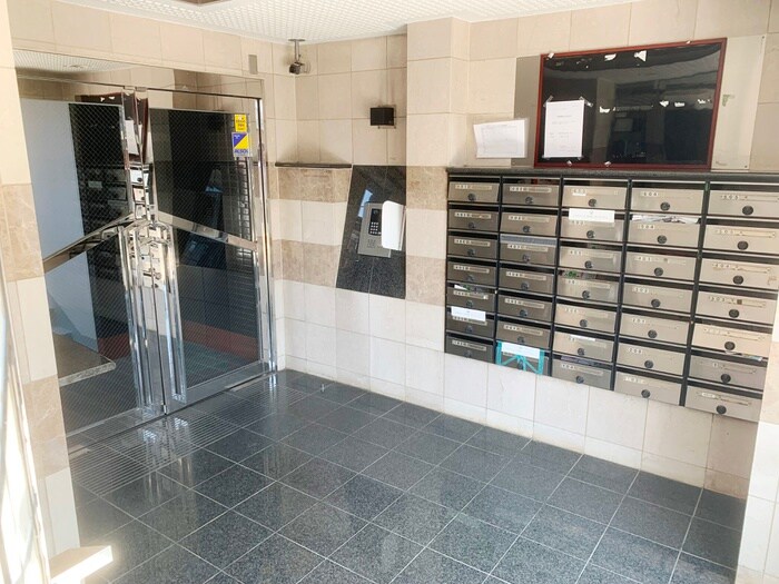 物件外観写真3　(エントランス部分)