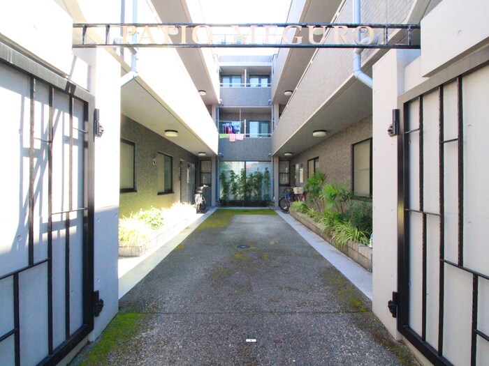 物件外観写真5　(エントランス部分)