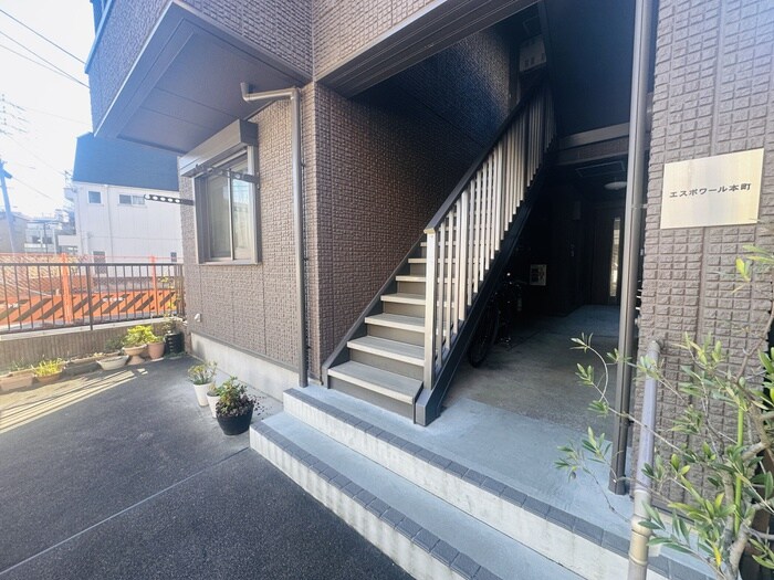 物件外観写真2　(エントランス部分)